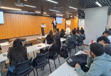 Decano de la FACEA, Diego del Barrio, expone para estudiantes de Ingeniería en Construcción