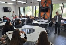 Estudiantes de Arquitectura UdeChile asisten a Taller de hermeticidad al aire en la Sala Ingenia UV