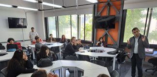 Estudiantes de Arquitectura UdeChile asisten a Taller de hermeticidad al aire en la Sala Ingenia UV