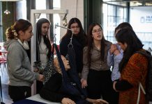 Estudiantes de Biomédica desarrollan prototipos para buscar soluciones a problemáticas de personas mayores